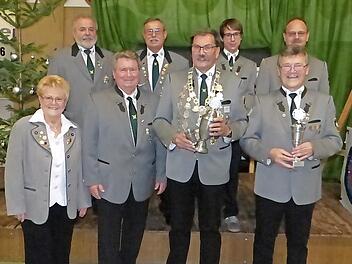 Die erfolgreichen Schützen aus Marktleugast: im Bild (unten von links) Gisela Schneider, Vorsitzender Manfred Huhs, Herbstkönig Egon Barth und Vereinsmeister Rainer Gilke sowie (oben von links) Norbert Volk, Arnold Stäsche, Felix Kutnar und Oliver Kutnar Foto: Klaus-Peter Wulf
