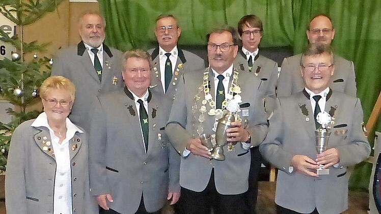 Die erfolgreichen Schützen aus Marktleugast: im Bild (unten von links) Gisela Schneider, Vorsitzender Manfred Huhs, Herbstkönig Egon Barth und Vereinsmeister Rainer Gilke sowie (oben von links) Norbert Volk, Arnold Stäsche, Felix Kutnar und Oliver Kutnar Foto: Klaus-Peter Wulf