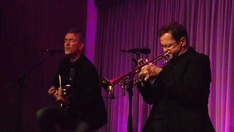 Das Jazul Duo mit Ingolf Burkhardt (Trompete und Flügelhorn) und Roland Cabezas (Gitarre und Gesang)  beeindruckte sein Publikum in Coburg.Foto: Jochen Berger