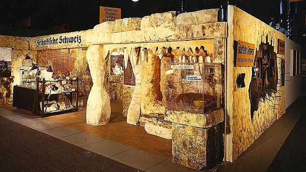 Der erste eigene Messestand mit dem Motiv der H&ouml;hlen. Ein Hinweis darauf, dass die Region ihren hohen Bekanntheitsgrad und die touristische Entwicklung den H&ouml;hlen verdankt.  Foto: Tourismuszentrale Fr&auml;nkische Schweiz