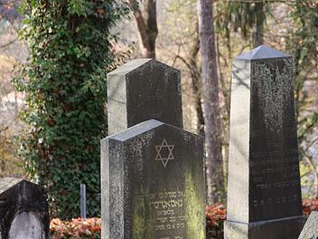Die Grabsteine auf dem j&uuml;dischen Friedhof haben alle ihre eigene Geschichte. Foto: Franziska Keller