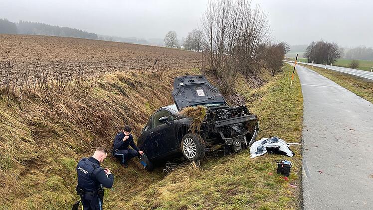 Hof: Aus ungeklärten Gründen: 55-Jährige kommt von Fahrbahn ab und wird lebensgefährlich verletzt