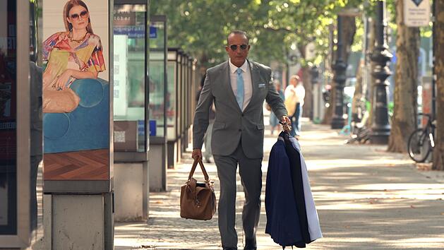 Der Uhrenh&auml;ndler Christof Maybach ist j&auml;hrlich 50.000 Kilometer unterwegs, um seine selbstgebauten Luxusuhren zu verkaufen.