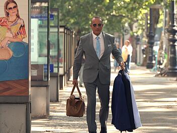 Der Uhrenh&auml;ndler Christof Maybach ist j&auml;hrlich 50.000 Kilometer unterwegs, um seine selbstgebauten Luxusuhren zu verkaufen.