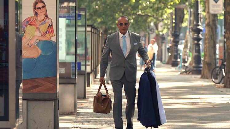 Der Uhrenh&auml;ndler Christof Maybach ist j&auml;hrlich 50.000 Kilometer unterwegs, um seine selbstgebauten Luxusuhren zu verkaufen.