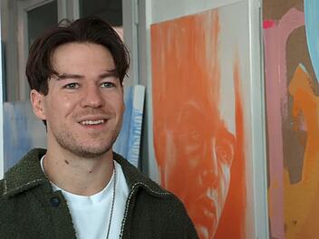 Der K&uuml;nstler Fabian Utta verdient sein Geld mit seiner Kunst und das nicht zu knapp.