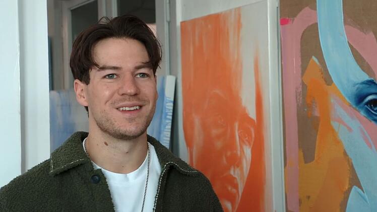 Der K&uuml;nstler Fabian Utta verdient sein Geld mit seiner Kunst und das nicht zu knapp.