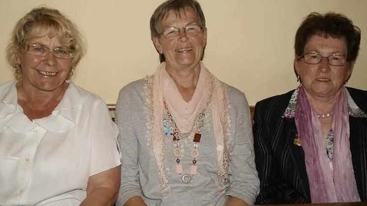 Die drei Damen mit der sozialen Ader verstanden sich auf Anhieb prächtig: Barbara Wurm, Maria Leifert und Rosemarie Weigel (von rechts) wirken in der Initiative "Bürger helfen Bürgern".
