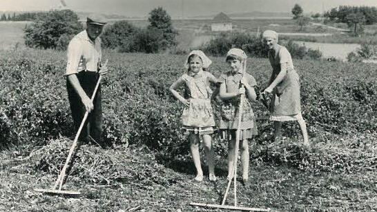 Gertrud Glössner gleich neben Großvater Josef Nüßlein, einer Freundin und Tante Trudel in Laibarös. Foto: Harry Glössner