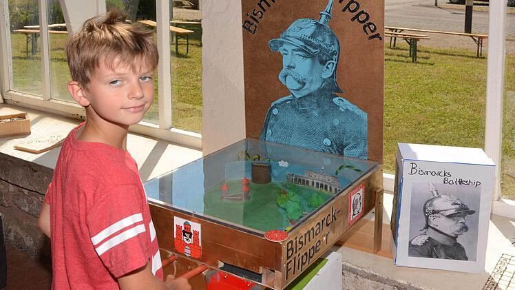 Der "Bismarckflipper" zog vor allem die jüngeren Museumsbesucher in seinen Bann, so wie hier Adrian aus der 4B der Sinnberg-Grundschule.