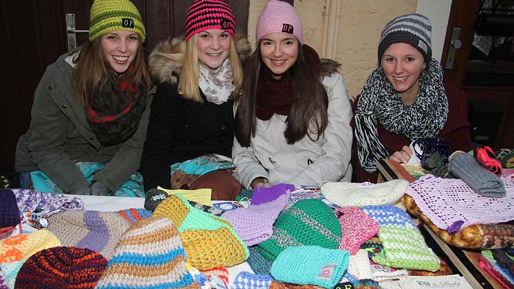 Die Strick- und Häkelmädels vom Caspar-Vischer-Gymnasium - von links: Anna-Sophia Ludwig, Lea Tempel, Luisa Knoll und Ronja Röttgen. Foto: Sonja Adam
