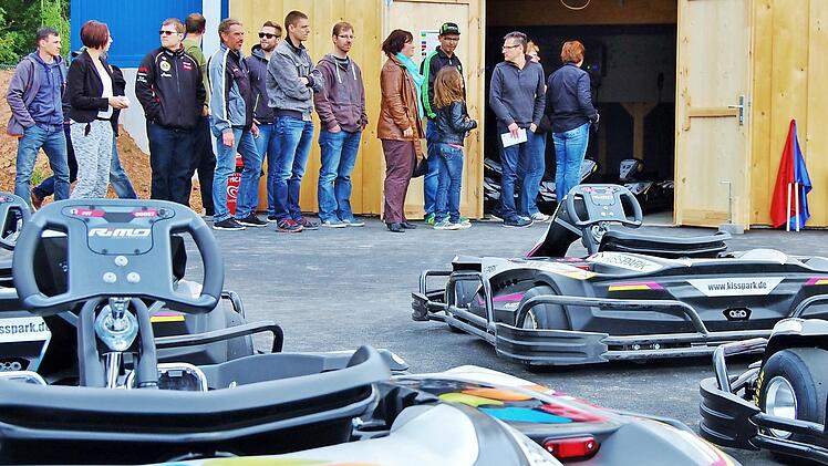 Warteschlange vor der Helmausgabe für die Fahrt mit dem E-Kart. Foto: Sigismund von Dobschütz
