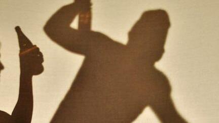 Eindrucksvolles Schattenspiel der Gruppe Äche Schieberlich: Mit Bier versorgt strampeln zwei Feuerwehrmänner zum Löscheinsatz. Sigismund von Dobschütz