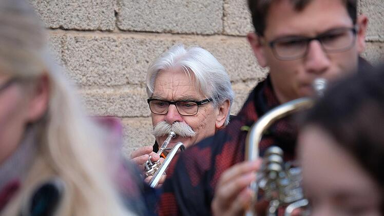 Jung und alt musizieren beim Silvesterblasen in Untererthal gemeinsam.Gerd Schaar