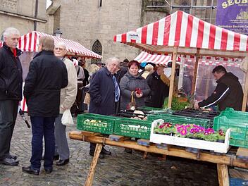 Der Kronacher Bauernmarkt hat wieder ge&ouml;ffnet. Bis einschlie&szlig;lich Dezember k&ouml;nnen Kunden hier regionale Produkte kaufen.  Foto: Heike Sch&uuml;lein