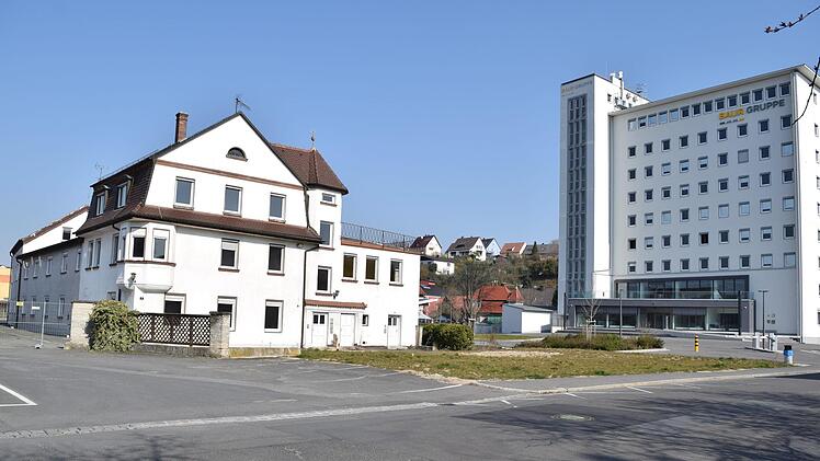 33 barrierefreie Wohnungen werden auf dem Gelände der ehemaligen Schuhfabrik Hühnlein (links) entstehen, wobei auch die einstiger Unternehmervilla mit einbezogen wird.