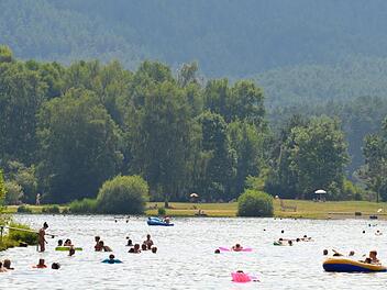 Dem Badevergnügen im Trebgaster Badesee steht derzeit nichts mehr im Wege. Foto: Dieter Hübner