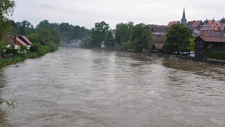 Auch bei Schwürbitz führt der Main Hochwasser. Während der Main im Bereich Michelau und Schwürbitz gewaltig übers Ufer getreten ist (der Mainpegel an der Schwürbitzer Mainbrücke lag am Samstagmittag bei vier Metern), flutet auch Oberflurwasser von Wald und Äckern, insbesondere am Ortanfang von Lettenreuth die Griesfuhre hinunter und ging über die Straße in Wiesen und teilweise in Grundstücksanwesen. Das vorgesehene Motorradtreffen am Sportgelände in Schwürbitz musste die Polizei in der Nacht ...