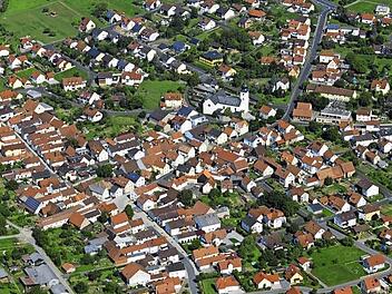 Rottershausen aus der Luft - ein Dorf, das wunderbar eingebettet in der Landschaft liegt . Foto: Geiger