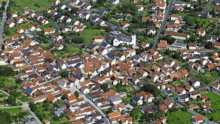Rottershausen aus der Luft - ein Dorf, das wunderbar eingebettet in der Landschaft liegt . Foto: Geiger