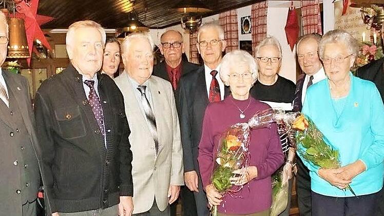 Der Gesangverein "1878" Hummendorf ehrte treue aktive und passive Mitglieder - hier von links Gruppen-Vorsitzender Bernhard Zipfel, Werner Ullrich, Dirigentin Claudia Götz, Gerhard Bauer, Vorsitzender Gerhard Kastner, stellvertretender Vorsitzender Otto Roth, Annelore Kögel, Gerda Göppner, Jürgen Bauer, Lieselotte Leppert und Bürgermeister Egon Herrmann. Foto: Günter Oßwald
