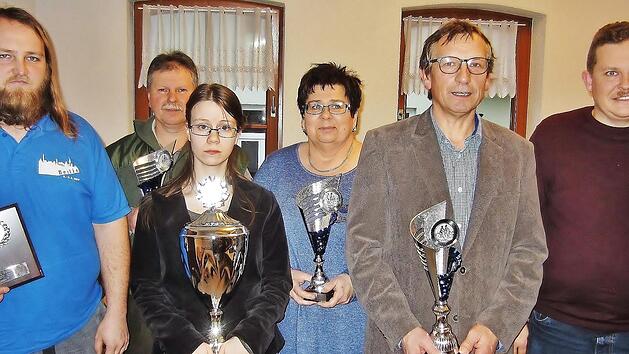 In der Kategorie "Wanderfahrten" wurde der RV Concordia Altenkunstadt nicht nur oberfr&auml;nkischer Bezirkssieger, sondern sicherte sich auch in der Jugendwertung den ersten Platz. Bezirkswanderwart Ingo Sesselmann (rechts) &uuml;berreichte RVC-Vorsitzendem Hans-Werner Schuster (Zweiter von rechts) und stellvertretendem Radwanderwart Tanja Kerling (Dritte von links) die Troph&auml;en.  Foto: Bernd Kleinert