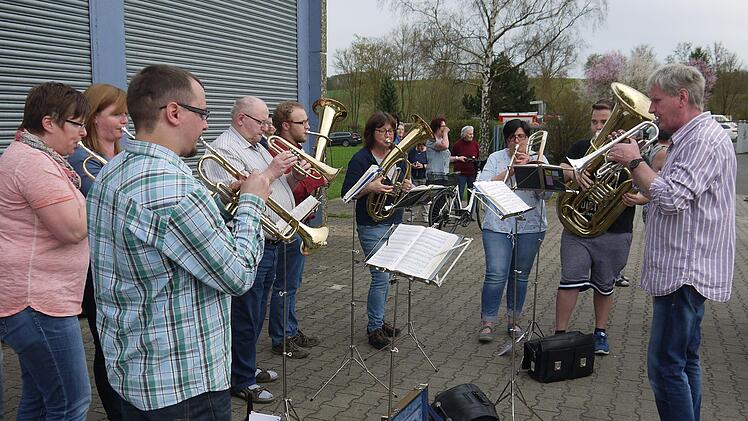 In Gleußen standen viele Menschen an der Straße, um die Ankunft der neuen Glocken für die evangelische Kirchengemeinde  live mitzuerleben. Nach Pfingsten wird das neue Geläut erstmals zu hören sein.Berthold Köhler
