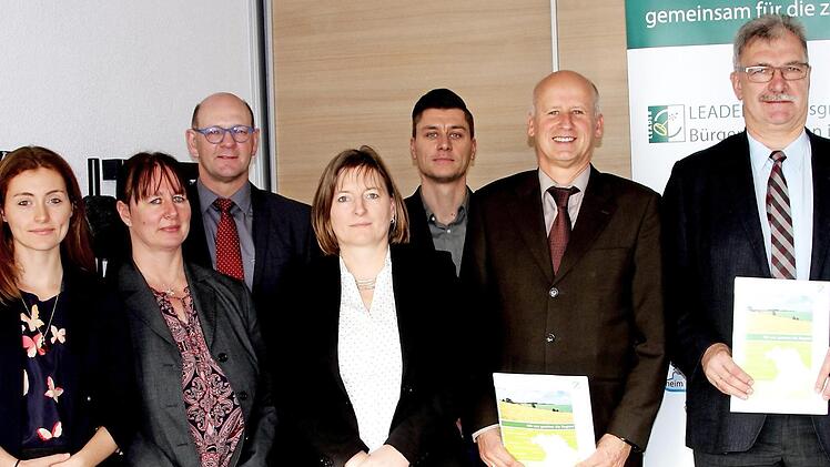 Bei der Übergabe der Förderbescheide (von links): Bettina Fritzler, Susanne Wolfrum-Horn (beide Leader-Verwaltung), Bürgermeister Thomas Stadelmann (Zeil), Leader-Haßberge-Geschäftsführerin Karin Gadamer, Thomas Zettelmeier, Bürgermeister Stefan Paulus (beide Knetzgau) und der Untermerzbacher Bürgermeister Helmut Dietz Foto: gg