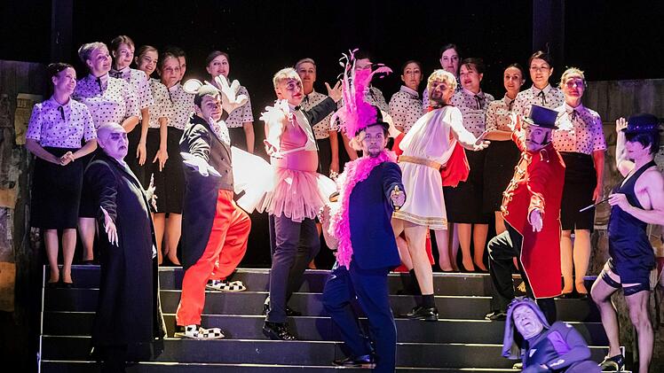 "Neues vom Tage": Szene aus der Coburger Erstaufführung von Paul Hindemiths Oper am Landestheater.Foto: Sebastian Buff