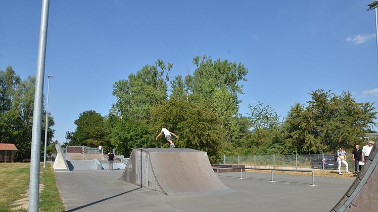 Auf dem Herzogenauracher Skatepark wurden sechs Lampen aufgestellt.  Fotos: Bernhard Panzer