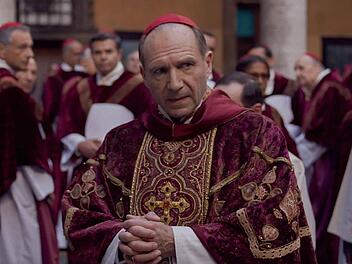Nah an der Realität: Kardinal Lawrence (Ralph Fiennes) hat als Organisator der Papstwahl in "Konklave" keine leichte Aufgabe.