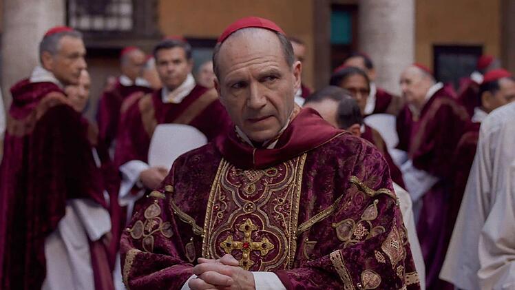 Nah an der Realität: Kardinal Lawrence (Ralph Fiennes) hat als Organisator der Papstwahl in "Konklave" keine leichte Aufgabe.