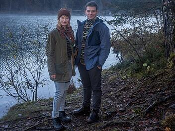 Chefinspektorin Melanie Grandits (Marlene Hauser) und Chefinspektor Martin Steiner (Simon Morz&eacute;) ermitteln nach einem Leichenfund am Triestacher See.