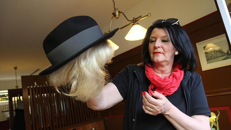 Brigitte Heilmann sorgt für die perfekte Maske am Set. Foto: Michael Gründel