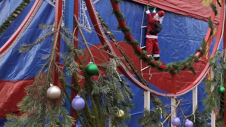Die Arbeit im Stall gehört für junge Artisten zum Alltag. Zum Aufwärmen ist in Omas Küchenwagen der richtige Platz (re. u.)  Fotos: Lp