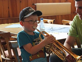 Konstantin Scheuring (links) beim Informationsnachmittag des Musikvereins Stangenroth mit dem Vorsitzenden Manuel Wehner. Fotos: privat