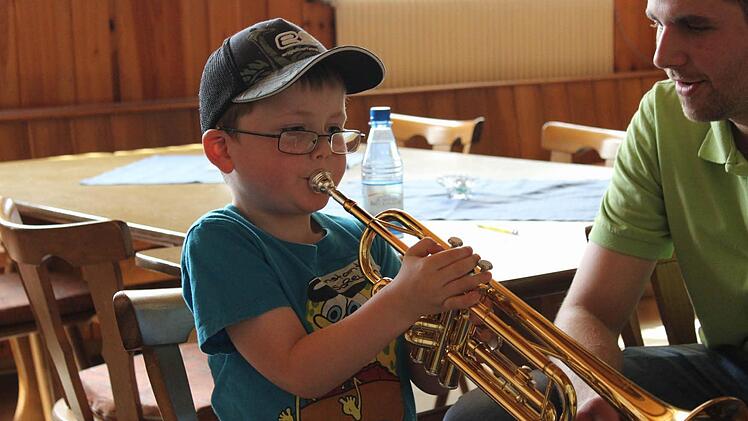 Konstantin Scheuring (links) beim Informationsnachmittag des Musikvereins Stangenroth mit dem Vorsitzenden Manuel Wehner. Fotos: privat