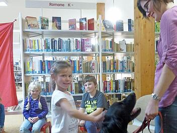 Die Kinder dürfen Hund Calinka streicheln. Foto: Stadtbibliothek
