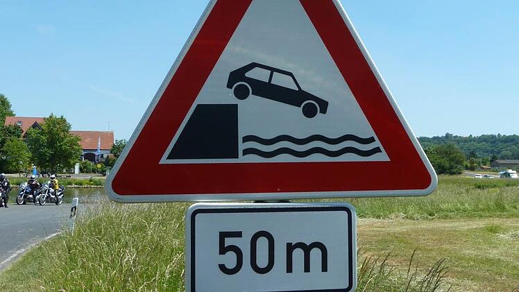 Wer nicht bremst, landet im Wasser: Hinweisschild in Fahr Foto: Matthias Litzlfelder
