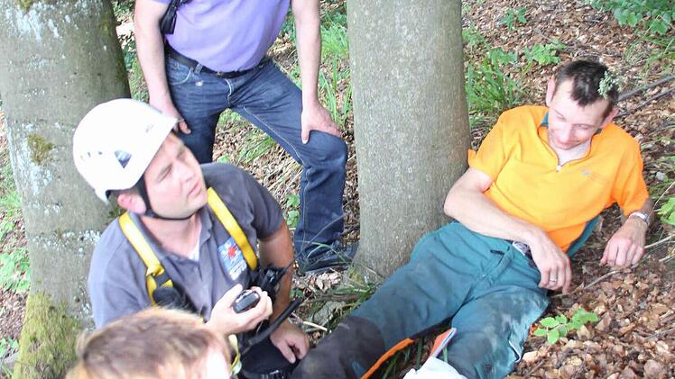 Das gebrochene Bein des Verletzten wurde durch Nadja Müller und Ralf Schmidt geschient. Klaus Dressel vom Katastrophenschutz des Landratsamts beobachtet die Einsatzübung.  Foto: Friedwald Schedel