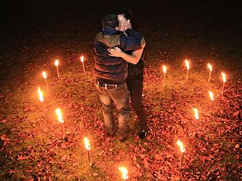 Diese Überraschung ist gelungen: Statt eines Profifußballers von der SpVgg Greuther Fürth wartete Ela auf Stefanie. Im Fackelherz in Burgfarrnbach gab es das Liebesgeständnis. Foto: Ferdinand Merzbach