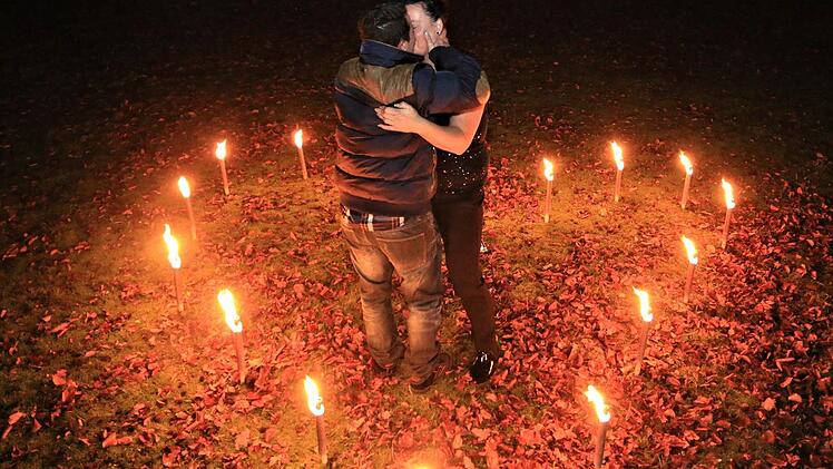 Diese Überraschung ist gelungen: Statt eines Profifußballers von der SpVgg Greuther Fürth wartete Ela auf Stefanie. Im Fackelherz in Burgfarrnbach gab es das Liebesgeständnis. Foto: Ferdinand Merzbach