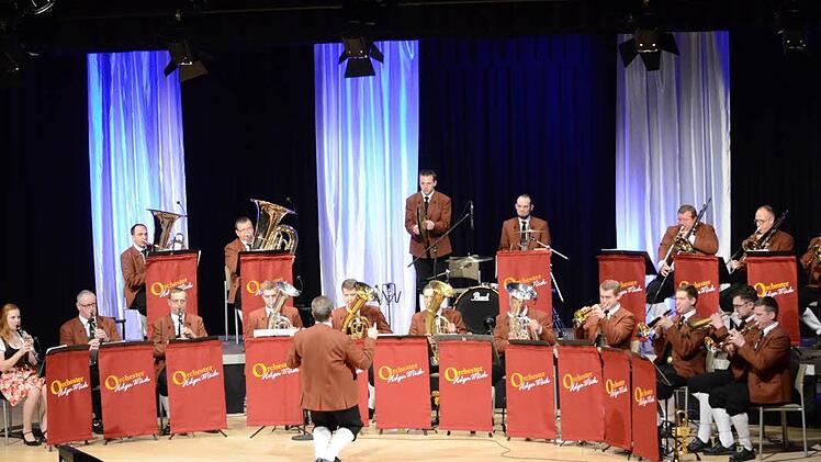 Orchestergründer und -leiter, Holger Mück, kniet sich förmlich mit Leidenschaft in seine Dirigentenrolle und spricht mit seinen Musikern während des Spielens. Foto: Karl-Heinz Hofmann