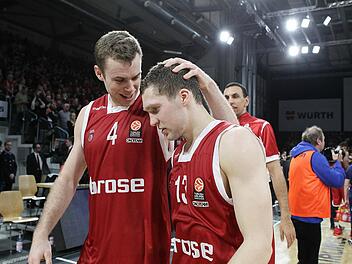 Nicolo Melli (links) und Janis Strelnieks vom deutschen Meister aus Bamberg haben nun Urlaub. Viel lieber wären die beiden mit Italien bzw. Lettland zu den Olympischen Spielen nach Rio de Janeiro geflogen, doch daraus wurde nichts.  Foto: Archiv/sportpress
