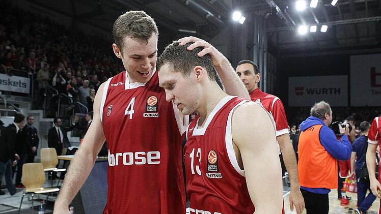 Nicolo Melli (links) und Janis Strelnieks vom deutschen Meister aus Bamberg haben nun Urlaub. Viel lieber wären die beiden mit Italien bzw. Lettland zu den Olympischen Spielen nach Rio de Janeiro geflogen, doch daraus wurde nichts.  Foto: Archiv/sportpress