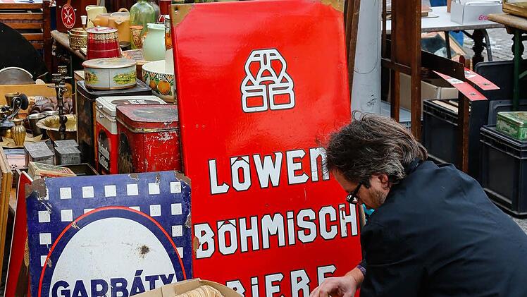 Beim Bamberger Antikmarkt kamen Liebhaber schöner alter Dinge voll auf ihre kosten. Foto: Matthias Hoch