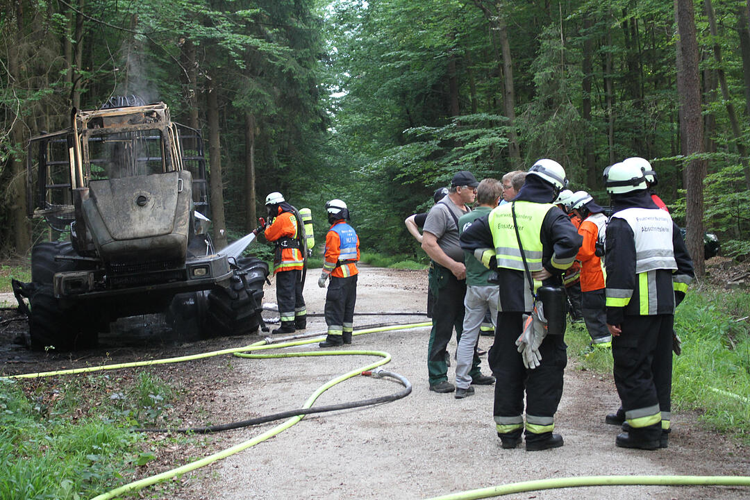 Nürnberg: Forstmaschine brennt - Waldbrand verhindert