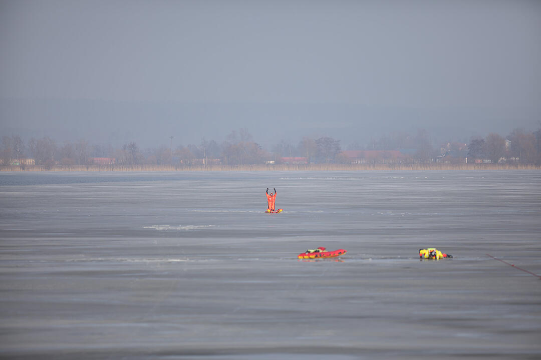 Person bricht in Altmühlsee ein