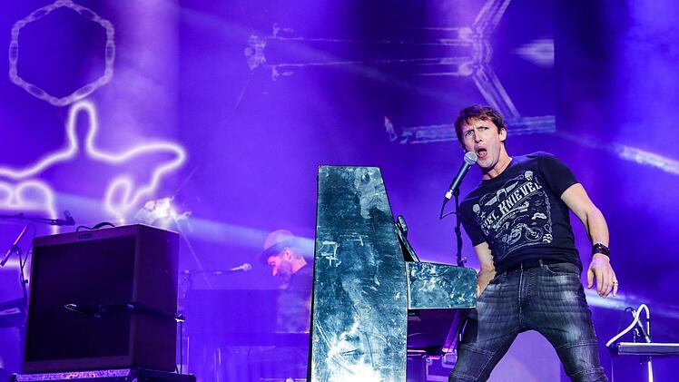 Umjubeltes Konzert: James Blunt begeisterte 6000 Besucher auf dem Coburger Schlossplatz.  Foto: Matthias Hoch