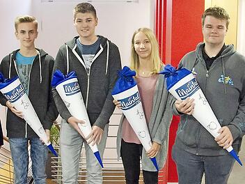 Ausbildungsbeginn bei Maintal-Konfit&uuml;ren in Ha&szlig;furt: von links im Bild sind Personalreferentin Susanne Str&ouml;hlein, die Auszubildenden Simon Vonhausen, Andreas Schmidt, Lisa Reinwand und Maximilian Finger sowie Gesch&auml;ftsf&uuml;hrerin Anne Feulner. Foto: : Carina Nolte